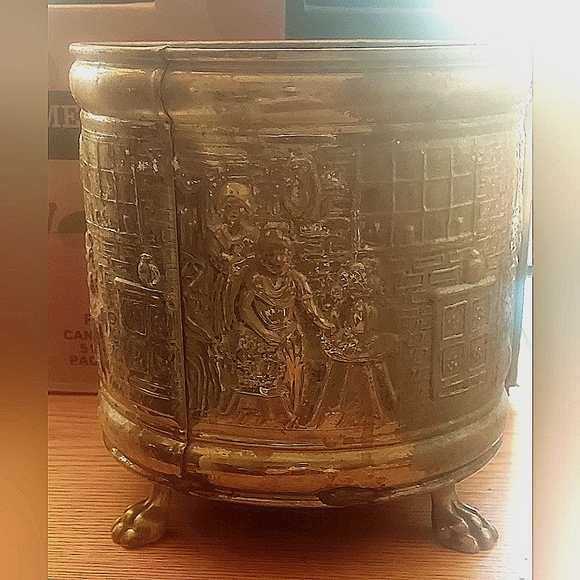 Peerage Footed Flower Pot - Picture 1 of 4